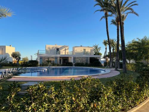 Deluxe Beach House: Sea, Pool & Relax