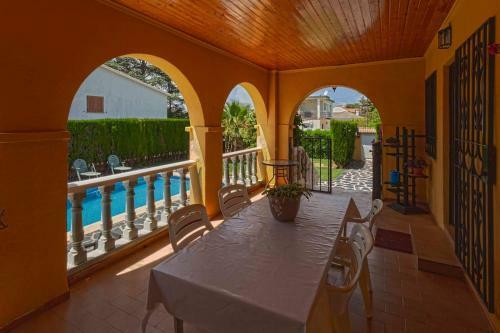 Amplio Chalet Con Gran Piscina Y Jardin