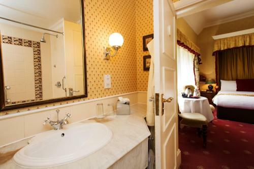 Best Western Plus Grim's Dyke Hotel