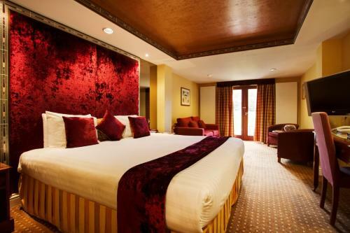 Best Western Plus Grim's Dyke Hotel