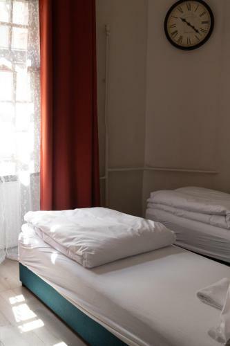 Quantum Hostel