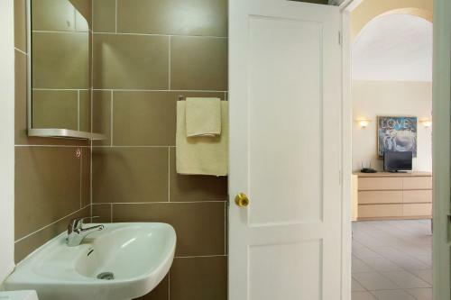 Sea View Apartment En Mog�n