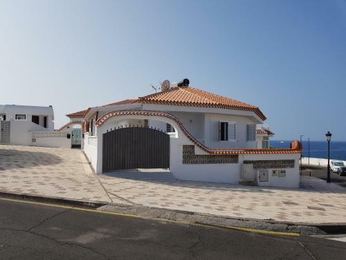 Chalet With Sea Views And Free Parking