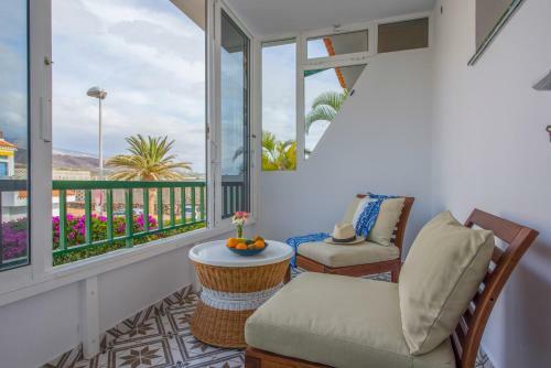 Modern, Bright And Welcoming Oceanfront Apartment