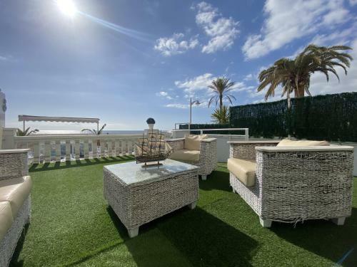 R126 Beachfront Apartment Sant Salvador