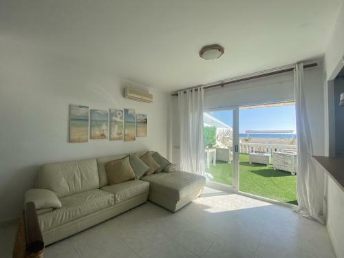 R126 Beachfront Apartment Sant Salvador
