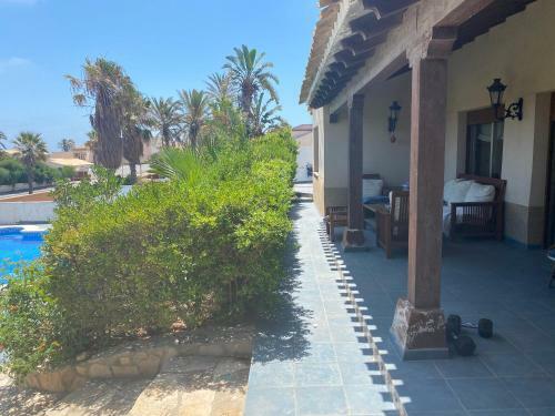 Chalet 5 Dormitorios Con Piscina Y Jard�n