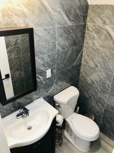 Luxury 3 Bedroom Apartment With Backyard + Close Transport