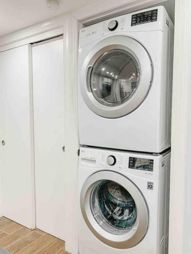Luxury Apartment With Backyard + Close Transportation