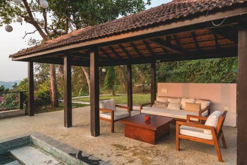 Villa Cliffhouse By Hireavilla, Candolim