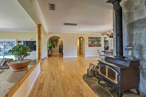 Luxe Auburn Hideaway With Tennis Court And Views!