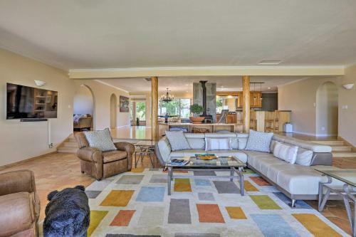 Luxe Auburn Hideaway With Tennis Court And Views!