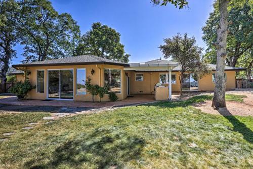 Luxe Auburn Hideaway With Tennis Court And Views!