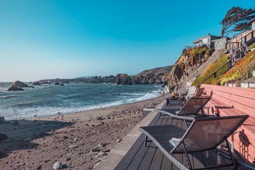 Seamist Beach Cottage, Private Beach & Ocean Views