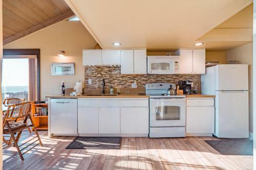 Seamist Beach Cottage, Private Beach & Ocean Views