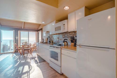 Seamist Beach Cottage, Private Beach & Ocean Views