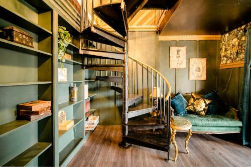 Old Hollywood Lodge-pets, Hottub-sauna, Speakeasy!