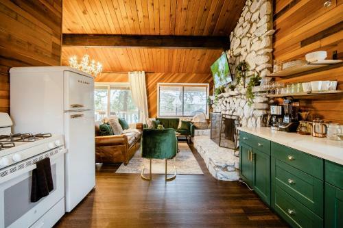 Old Hollywood Lodge-pets, Hottub-sauna, Speakeasy!