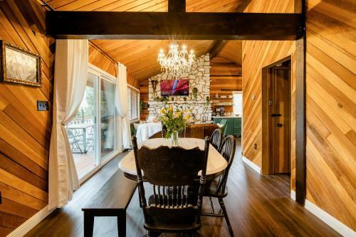 Old Hollywood Lodge-pets, Hottub-sauna, Speakeasy!