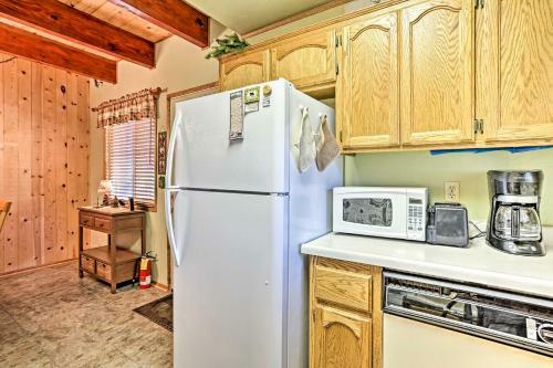 Homely Pet-friendly Abode, 3 Mi To Skiing!