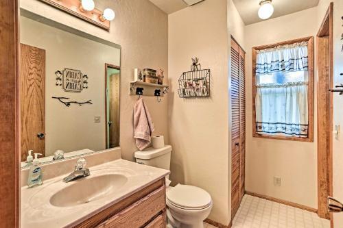 Homely Pet-friendly Abode, 3 Mi To Skiing!