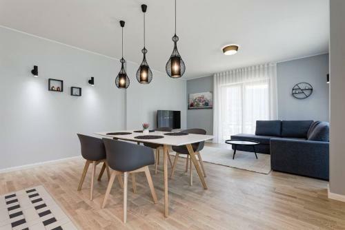 Central Apartments, Quiet With Free Parking And Ac.