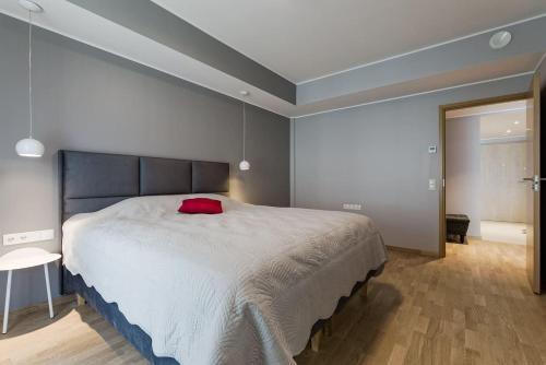 Central Apartments, Quiet With Free Parking And Ac.