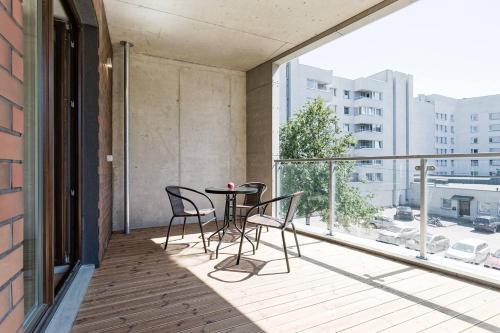 Central Apartments, Quiet With Free Parking And Ac.