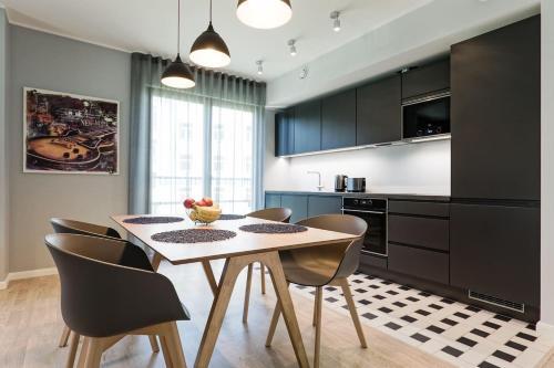 Central Apartments, Quiet With Free Parking And Ac.