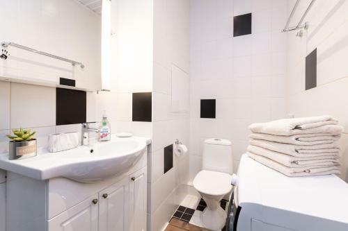 Central Gonsiori 2 Bedroom Cozy Apartment