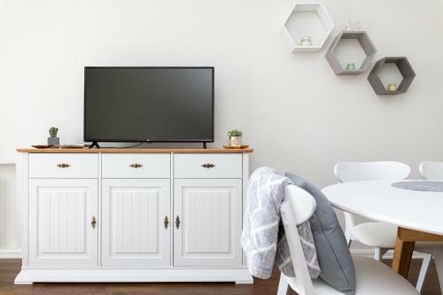 Central Gonsiori 2 Bedroom Cozy Apartment