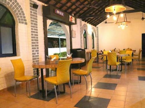 Hotel Rajmahal Beach Resort
