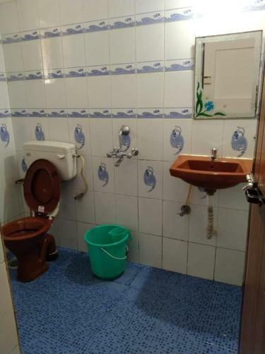 Hostal T.g.i Friday Guest House