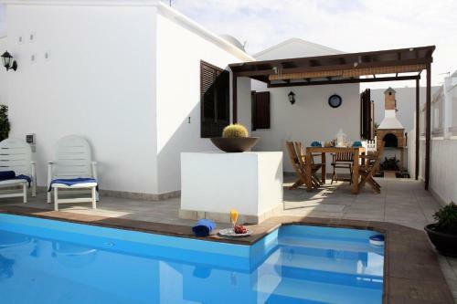Villa Corona Roses