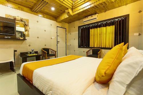 Fabhotel Hala Residency