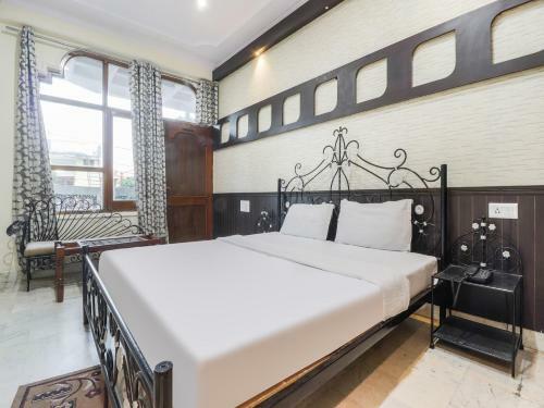 Collection O 83443 Hotel Anmol