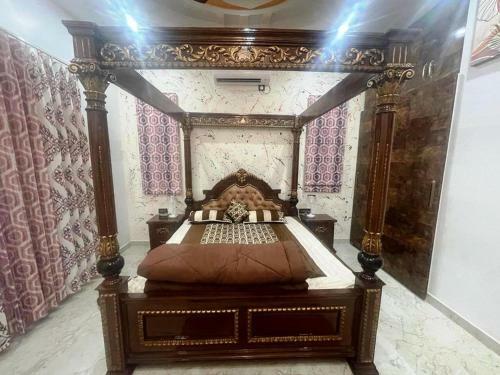 Lodge Yt Mansion