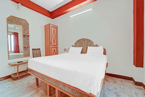 Oyo 85329 Hotel Vasee Residency