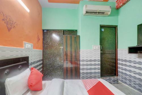 Oyo 77324 Hotel Shubham