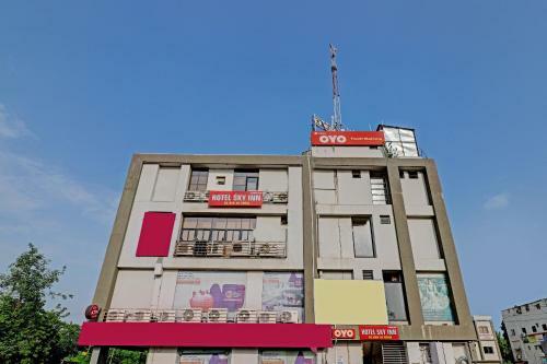 Oyo 81170 Hotel Sky Inn
