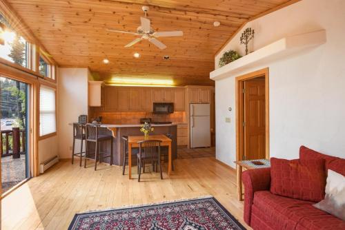 Lazy Bear Lodge - Hot Tub Home