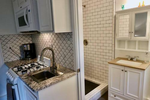 Studio 5 Blocks From Downtown