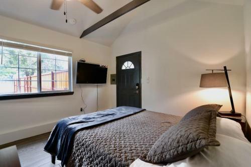 Studio 5 Blocks From Downtown