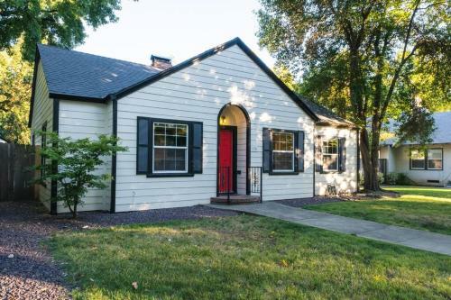 3 Bedroom Charmer 5 Minutes From Central Downtown