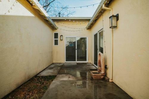 Cozy 3 Bedroom Close To Shops And Downtown