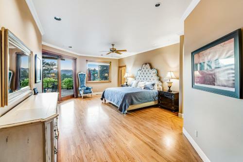 Woodhawk Manor
