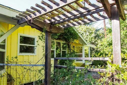 Cloverdale Creekside Retreat