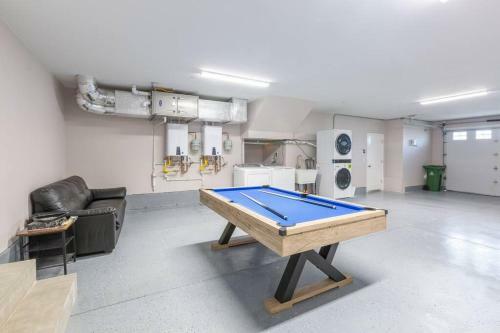 Newly Built Luxury Home 1 Mile From Sf