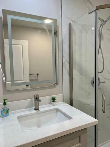 Newly Built Luxury Home 1 Mile From Sf
