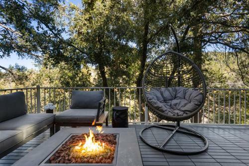 Mountain Getaway By Lake